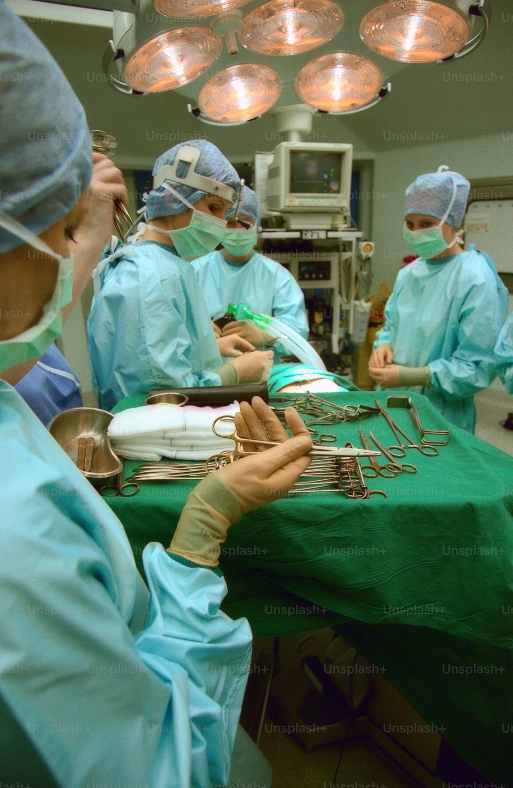 Eine Gruppe von Ärzten, die in einem Krankenhaus operieren