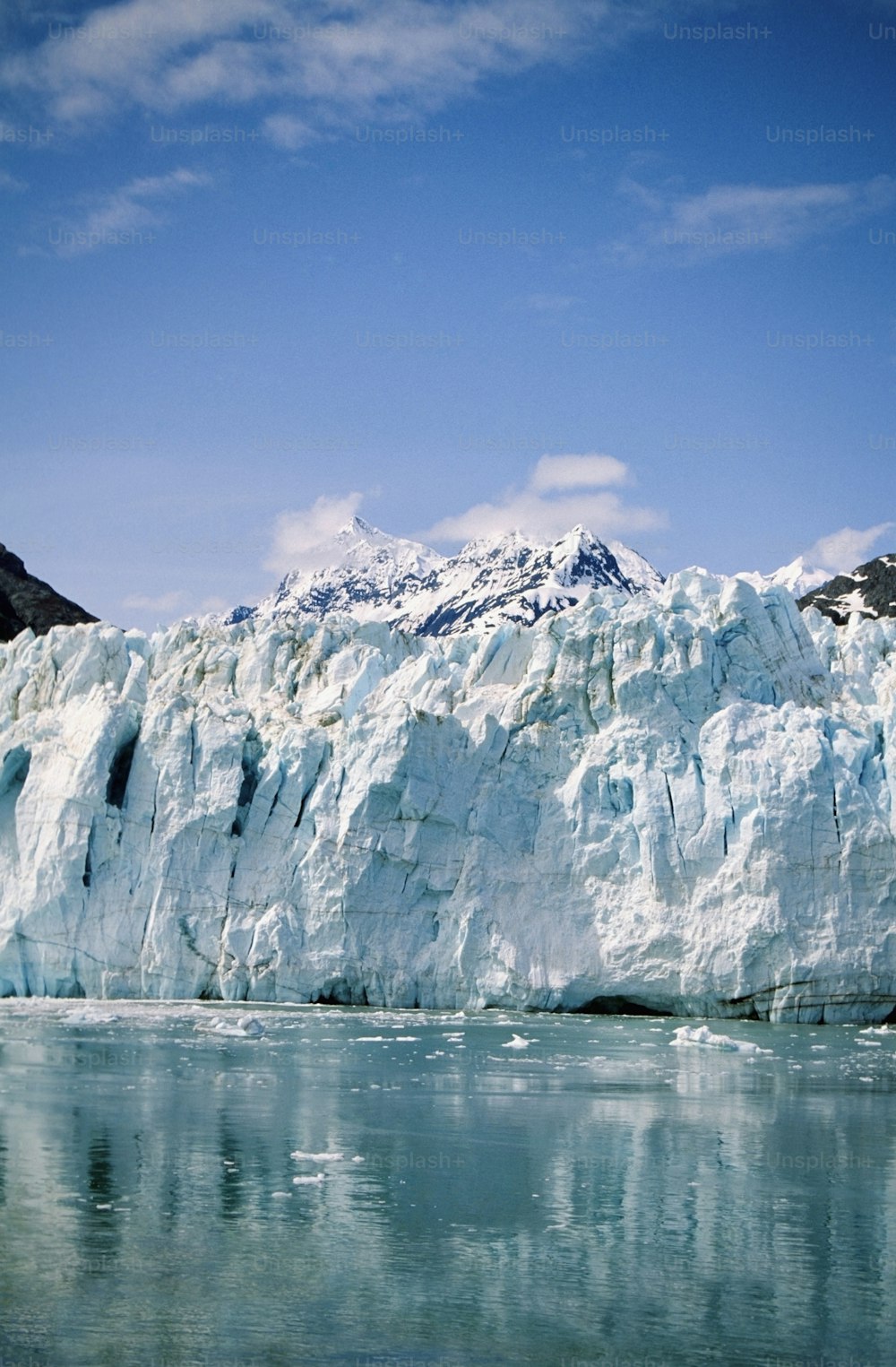 Un gran glaciar con una montaña al fondo