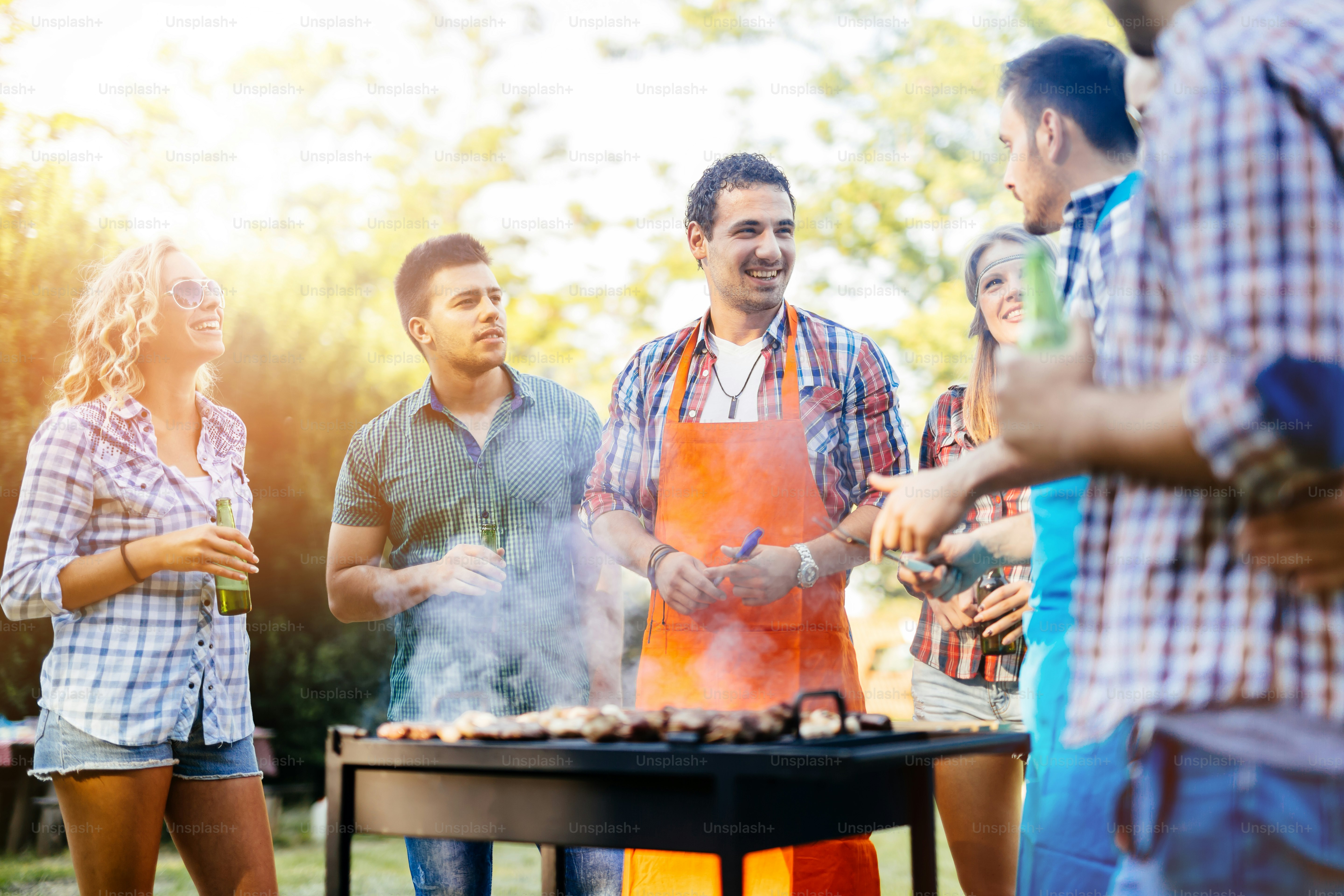 Des jeunes qui s’amusent à faire des barbecues