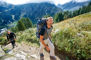 Wanderer im Aplser Gebirge. Wanderung in der Nähe des Matterhorns