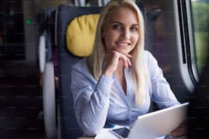 Porträt der Geschäftsfrau im Zug