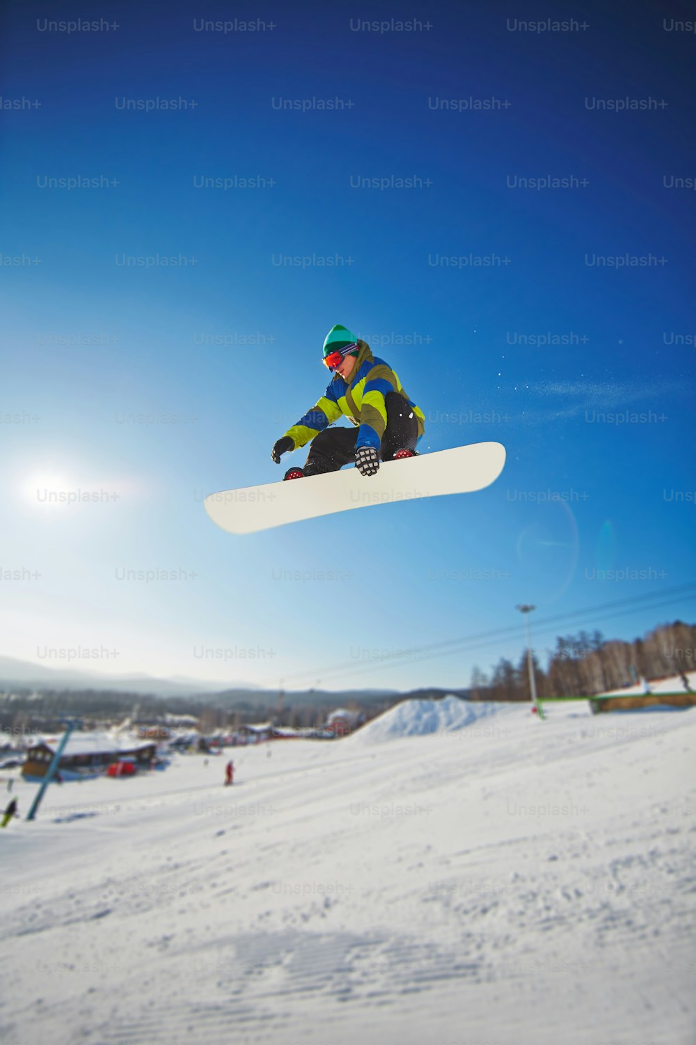 Compétiteur de snowboard freeride sur fond de ciel bleu