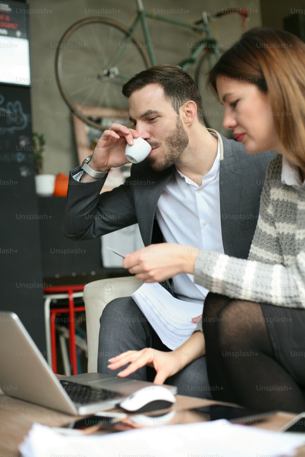 Gente de negocios moderna que trabaja en una computadora portátil.