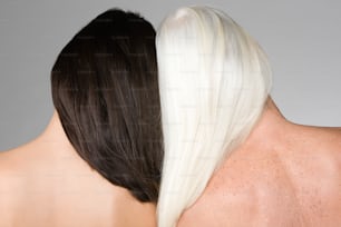 l’arrière de la tête d’une femme avec des cheveux blancs et noirs