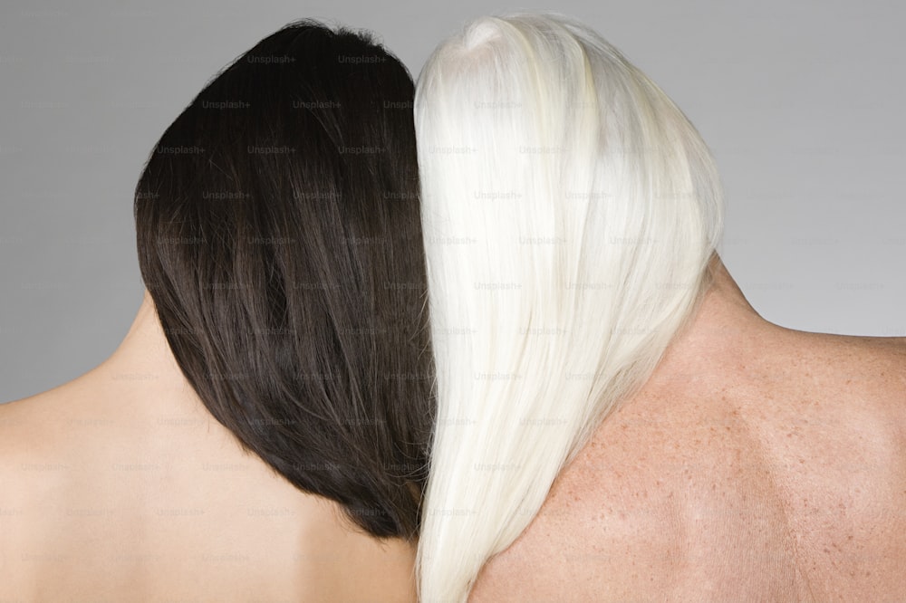 a parte de trás da cabeça de uma mulher com cabelos brancos e pretos