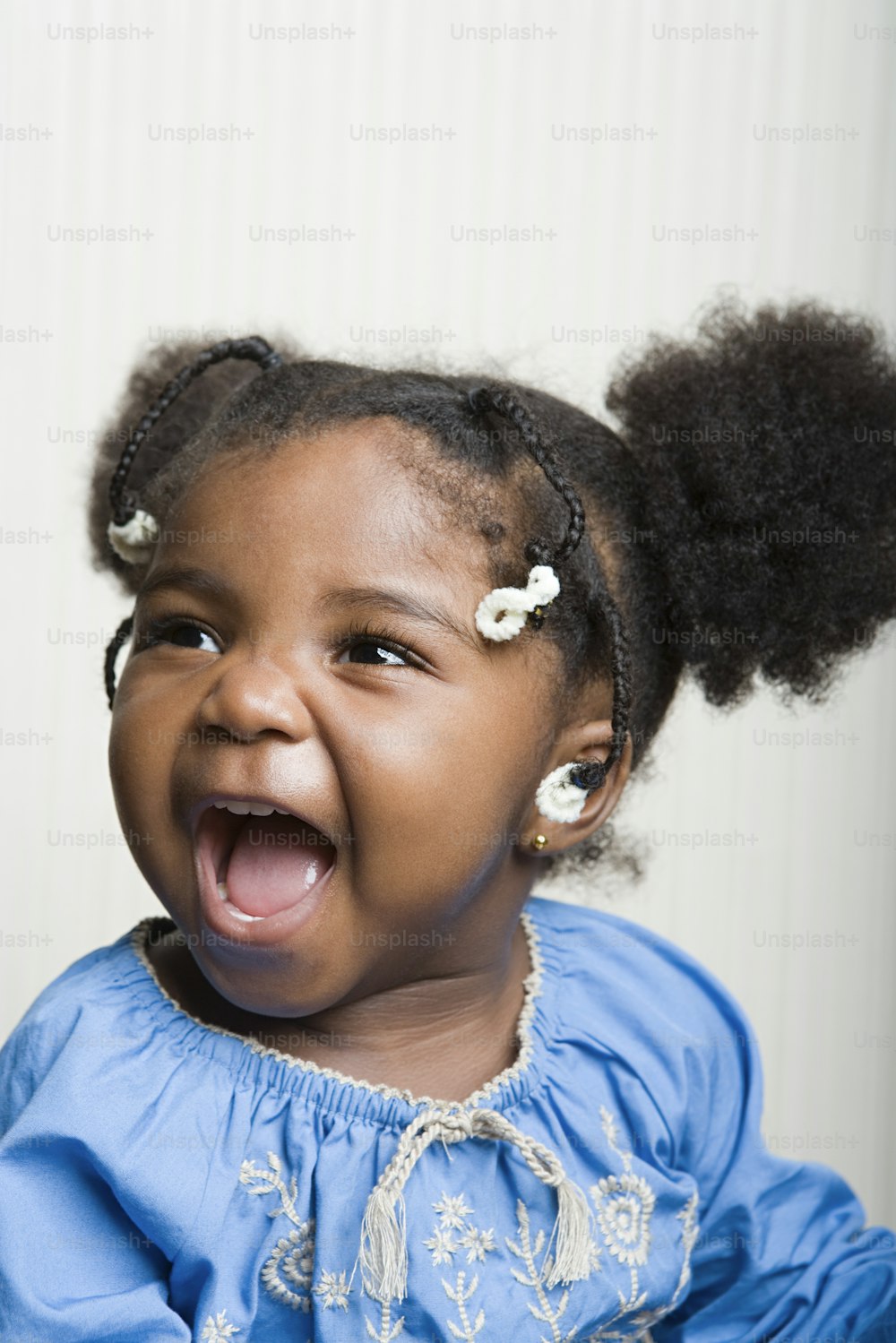 Una niña haciendo una cara divertida con la boca abierta