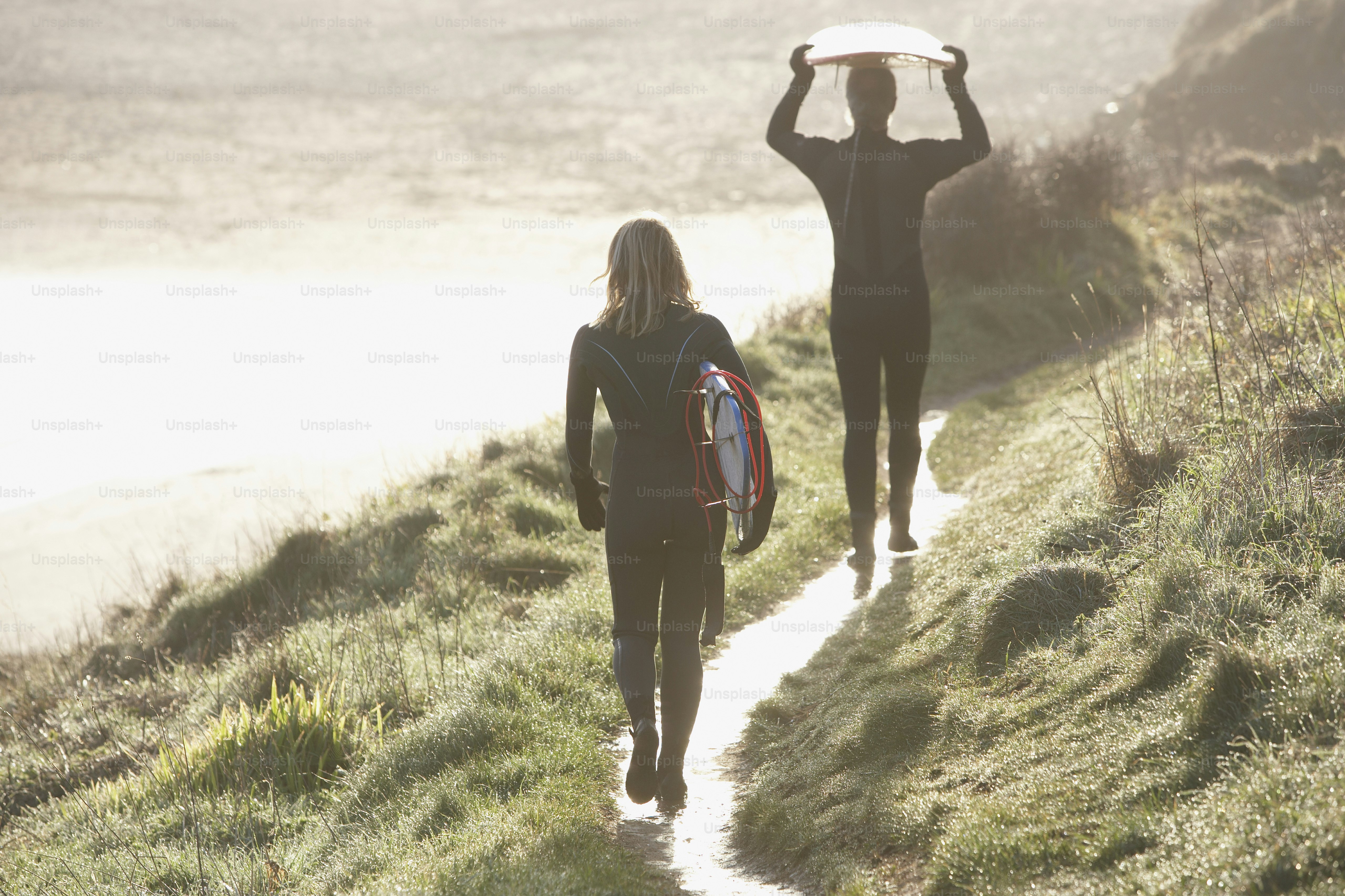 Un par de personas que están bajando una colina