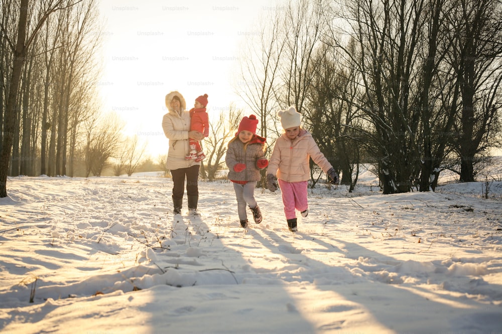 Abuelas felices disfrutando de sus nietos al aire libre en invierno - retrato familiar.