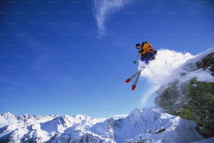 Un homme volant dans les airs tout en faisant du ski