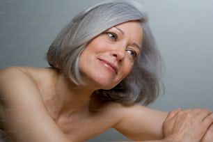 Una donna anziana con i capelli grigi in posa per una foto