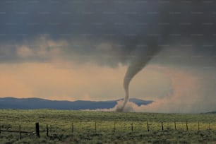 Un gran tornado está saliendo de un campo