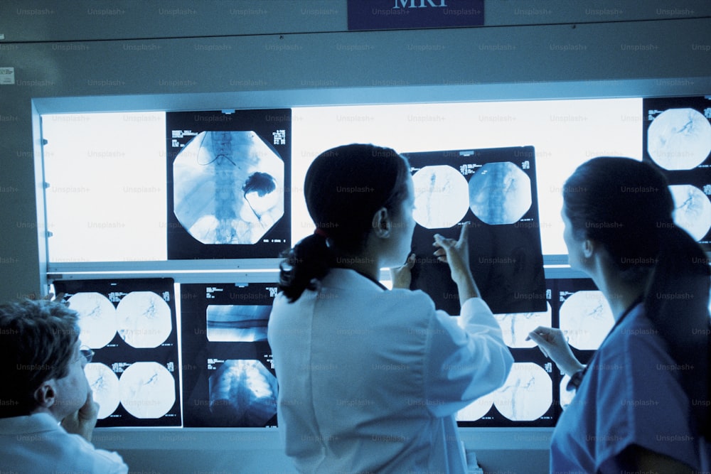 Um grupo de médicos olhando imagens de ressonância magnética
