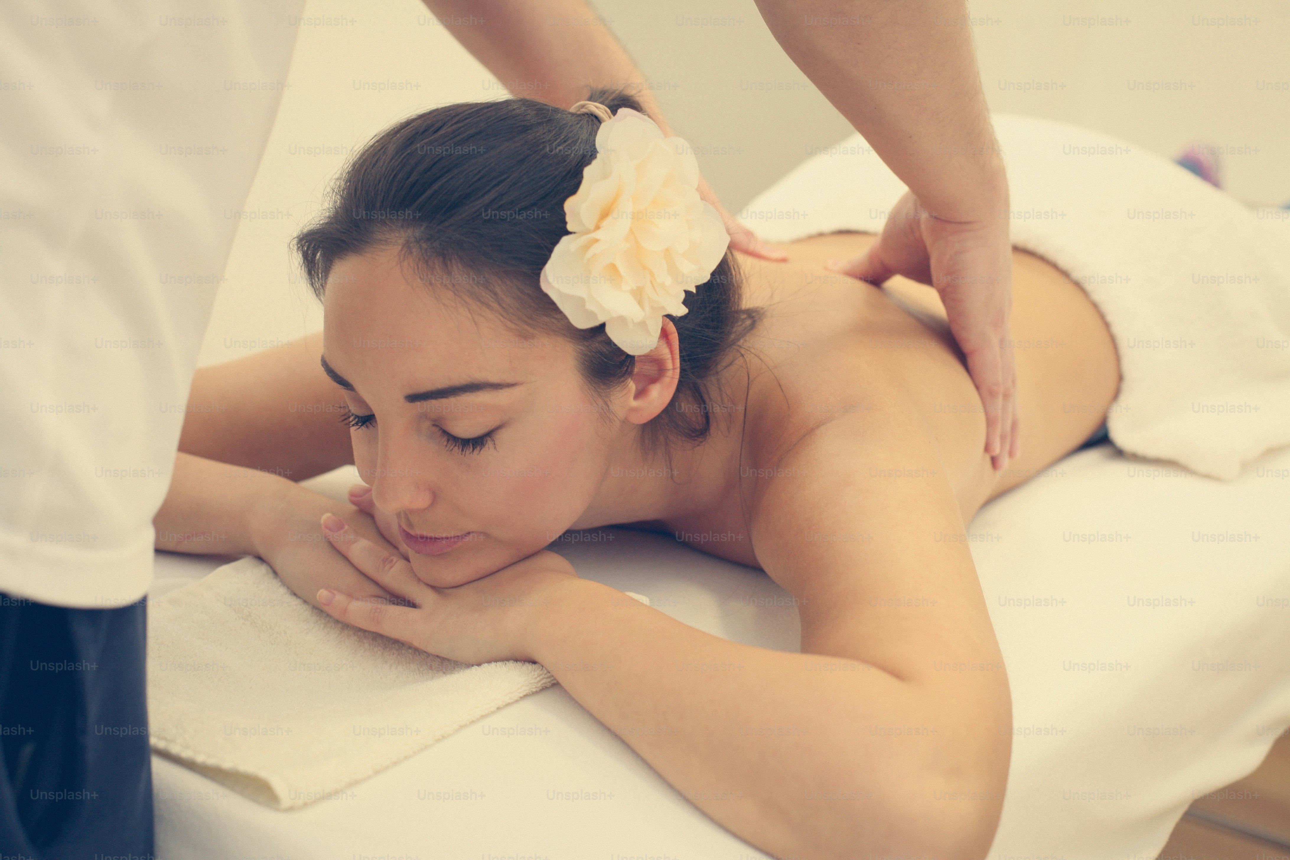 Wanita selama perawatan pijat di spa.
