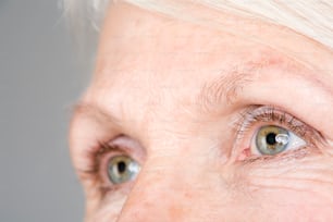 나이 든 여자의 눈 클로즈업