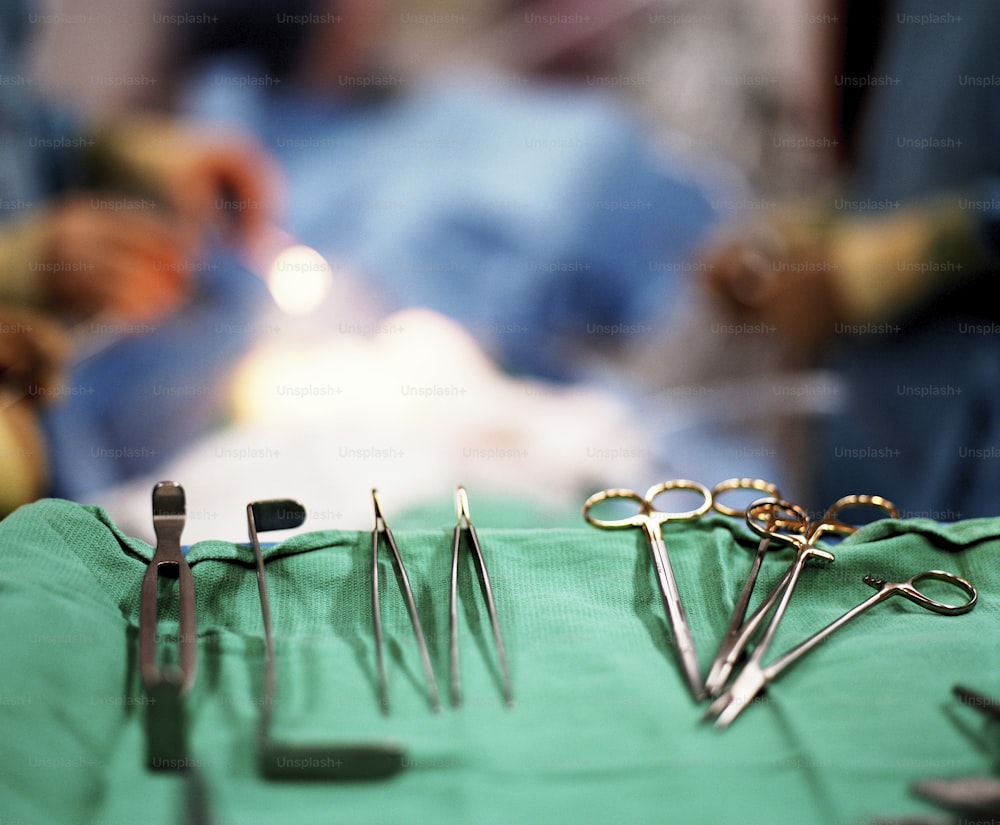 Un grupo de instrumentos quirúrgicos sentados encima de una mesa