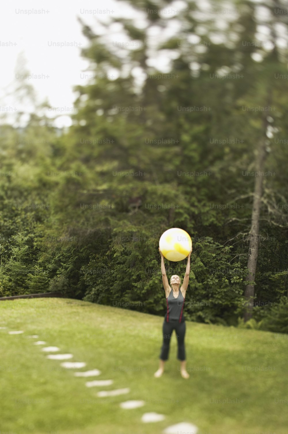 Una persona sosteniendo un frisbee en el aire