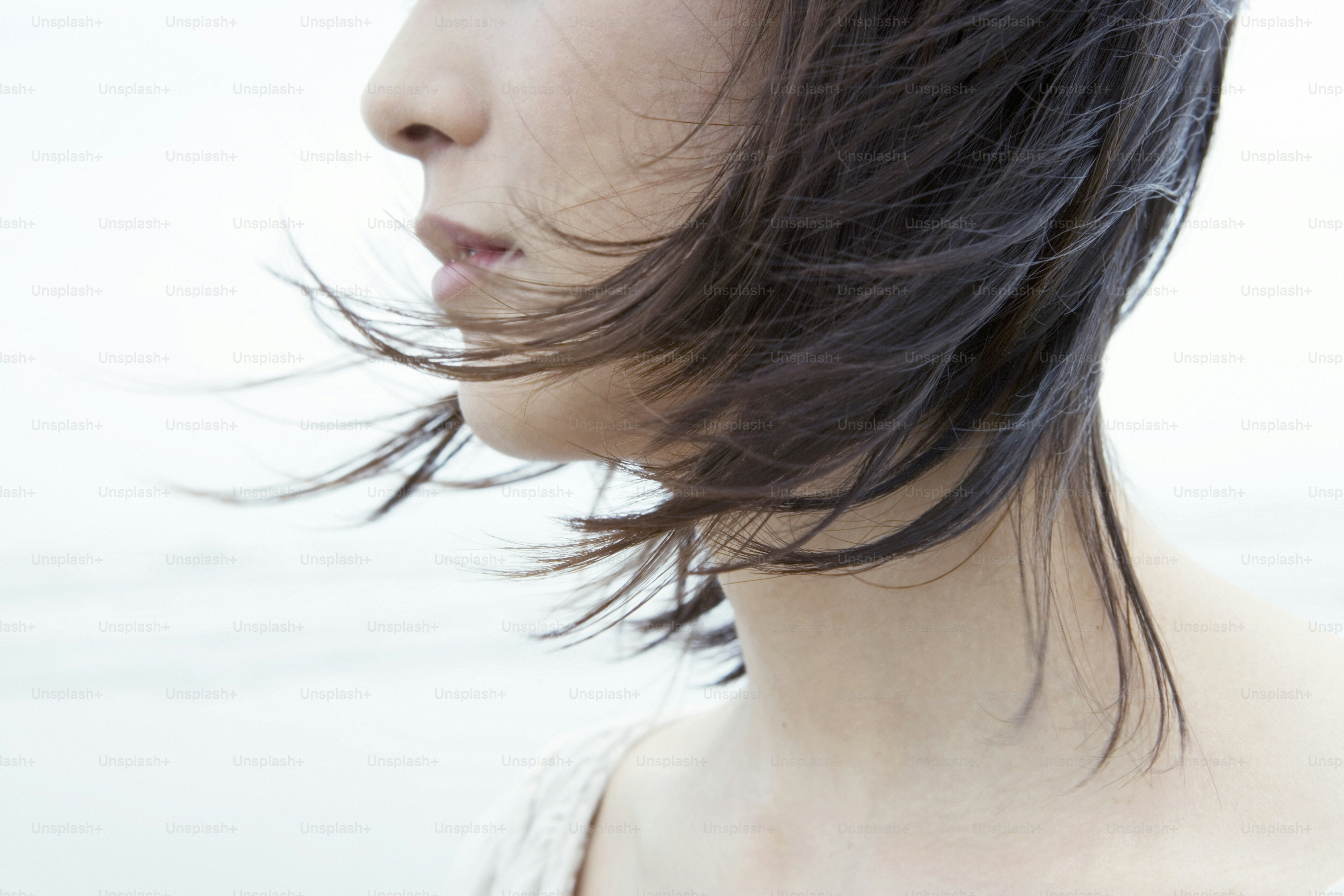 髪が風に吹かれている女性の頭の接写