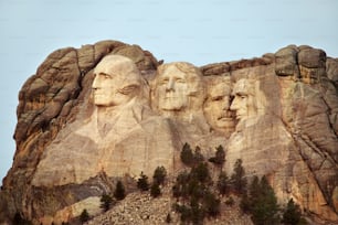 Un groupe de présidents sculpté dans le flanc d’une montagne