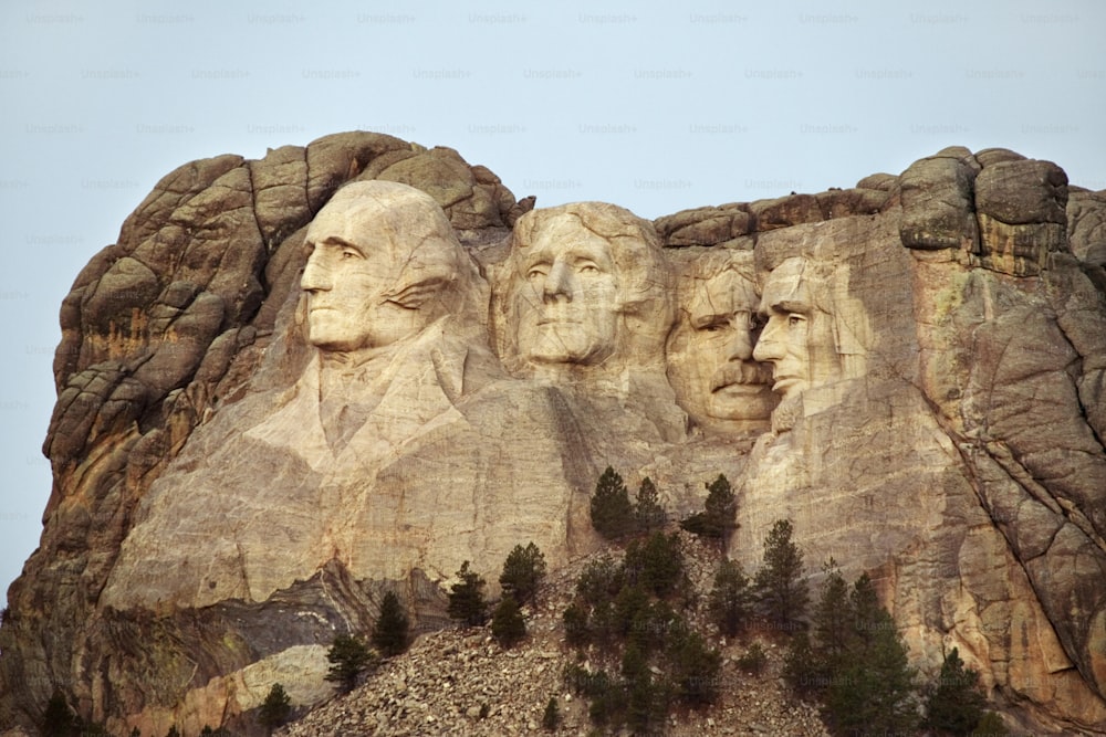 Un groupe de présidents sculpté dans le flanc d’une montagne