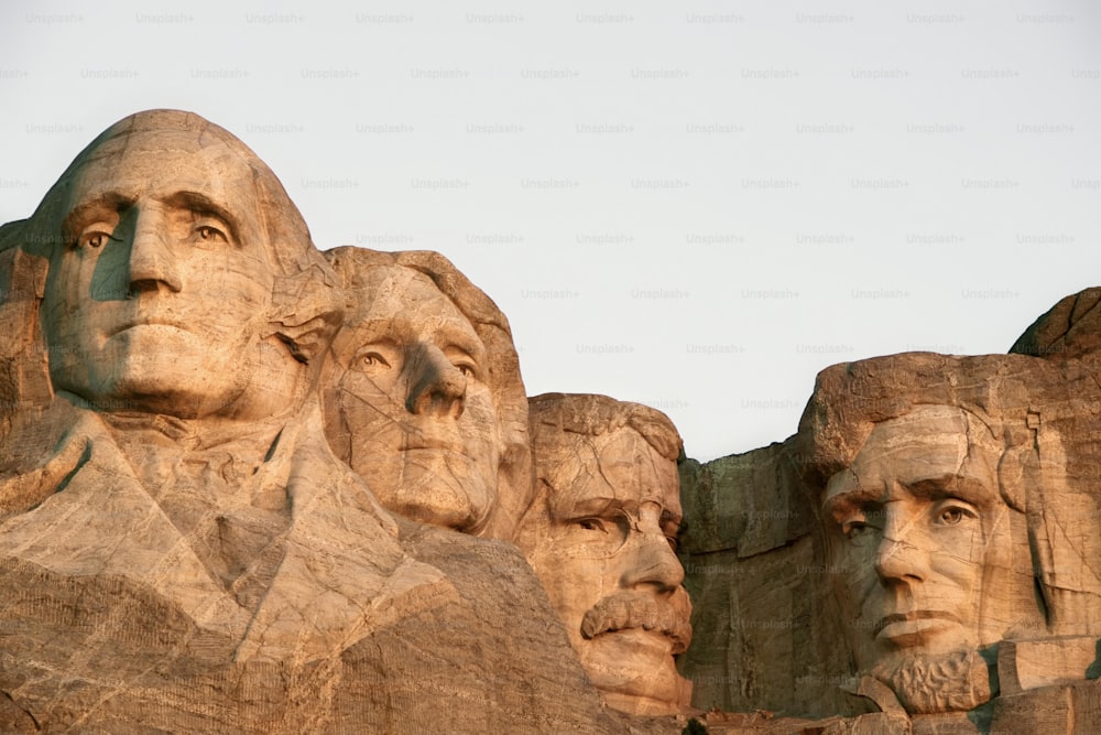 um grupo de presidentes esculpidos na encosta de uma montanha