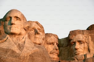 Un gruppo di presidenti scolpiti nel fianco di una montagna