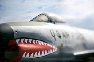 Un primo piano del naso di un jet da combattimento