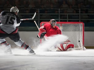 Dos jugadores de hockey jugando un partido de hockey sobre hielo