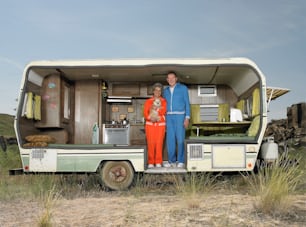 Ein Mann und eine Frau stehen auf der Ladefläche eines Lastwagens