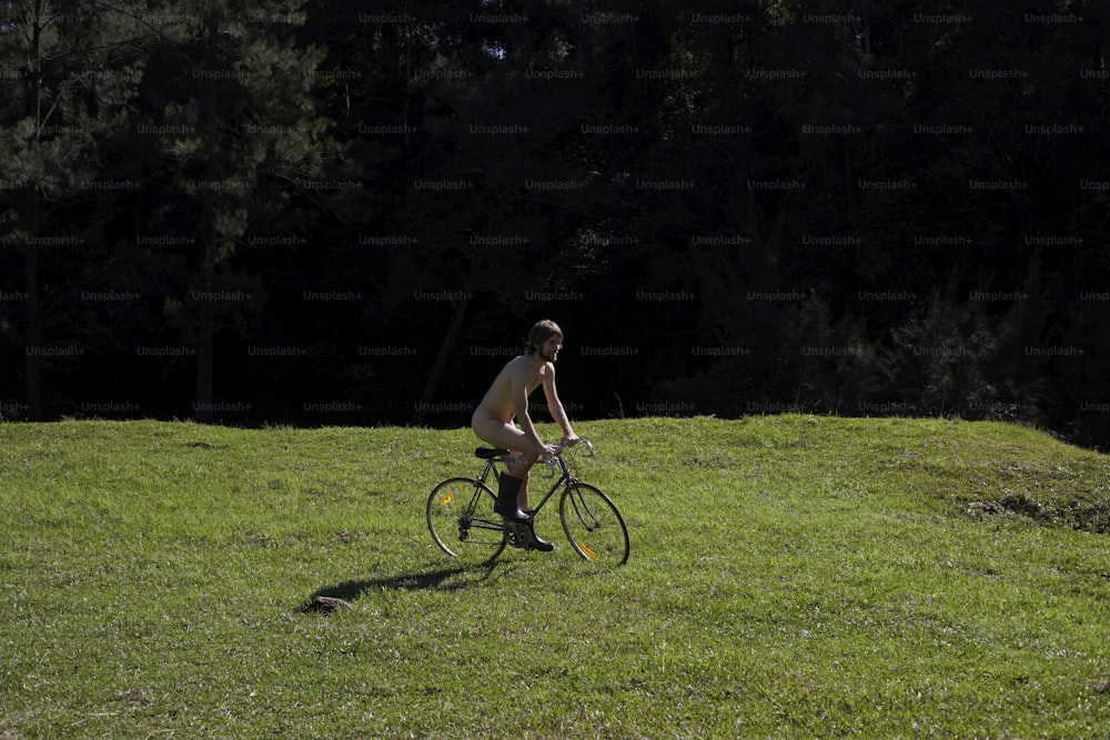 Un uomo in sella a una bicicletta attraverso un campo verde lussureggiante