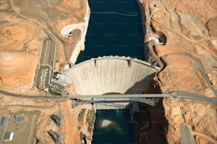 una veduta aerea di una diga e di un ponte