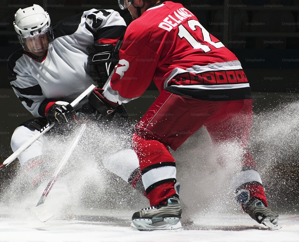 Una coppia di uomini che giocano una partita di hockey su ghiaccio