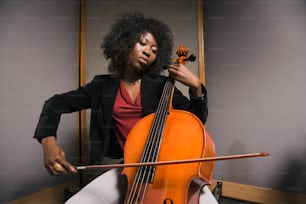 una donna che tiene un violino nella mano destra