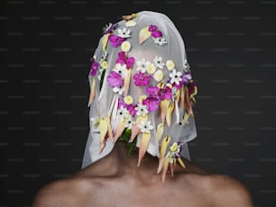 Una mujer con un velo con flores