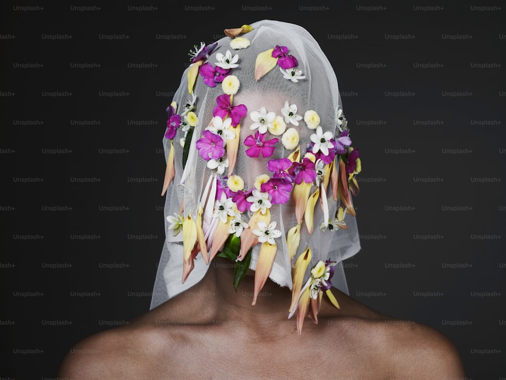 uma mulher usando um véu com flores sobre ele