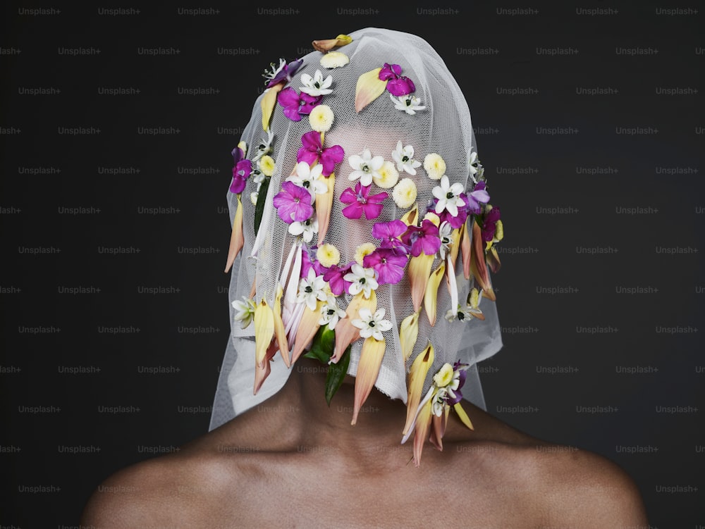 Una mujer con un velo con flores