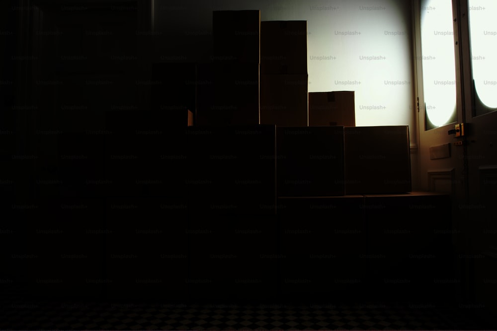 una pila di scatole di cartone sedute sopra un pavimento a scacchi