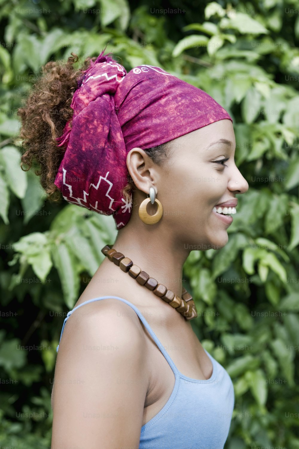 Una donna con una bandana rosa in testa