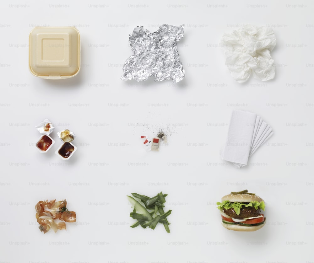 Una mesa blanca cubierta con diferentes tipos de comida