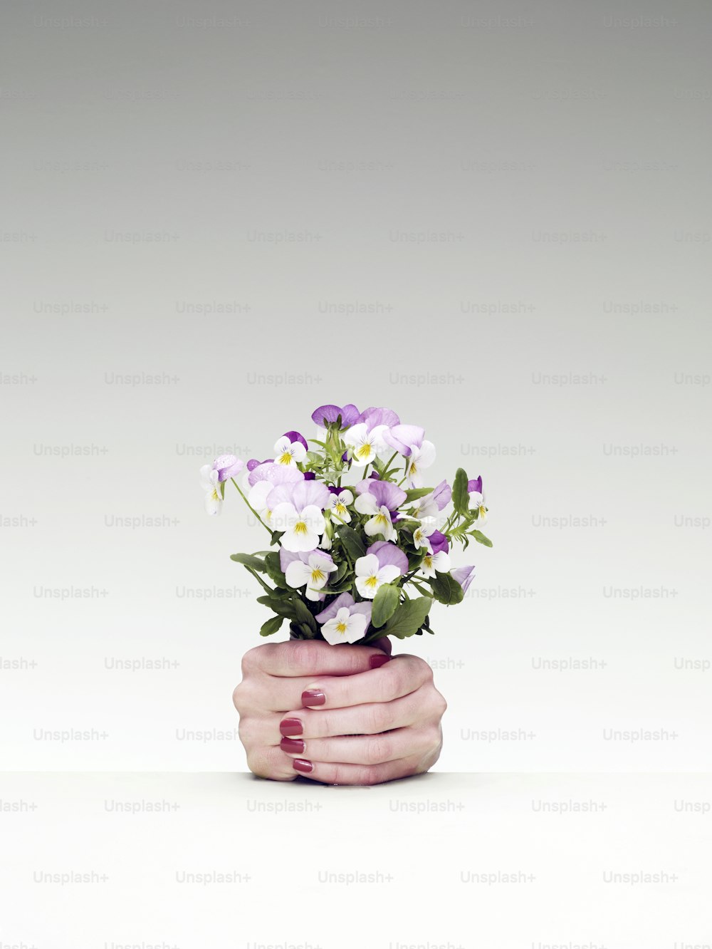 Eine Frauenhand, die einen Blumenstrauß hält