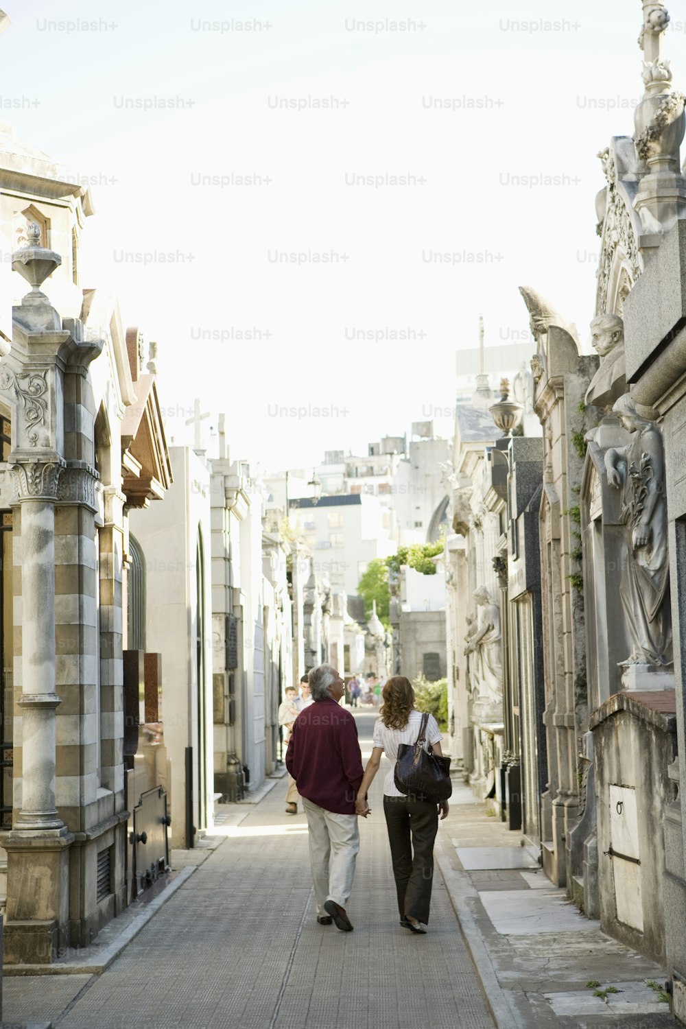 um casal de pessoas andando por uma rua