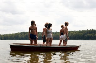 Un grupo de personas de pie en la parte superior de un bote