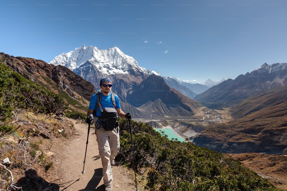 L'escursionista sta scalando il campo base del Manaslu negli altopiani dell'Himalaya sul circuito del Manaslu