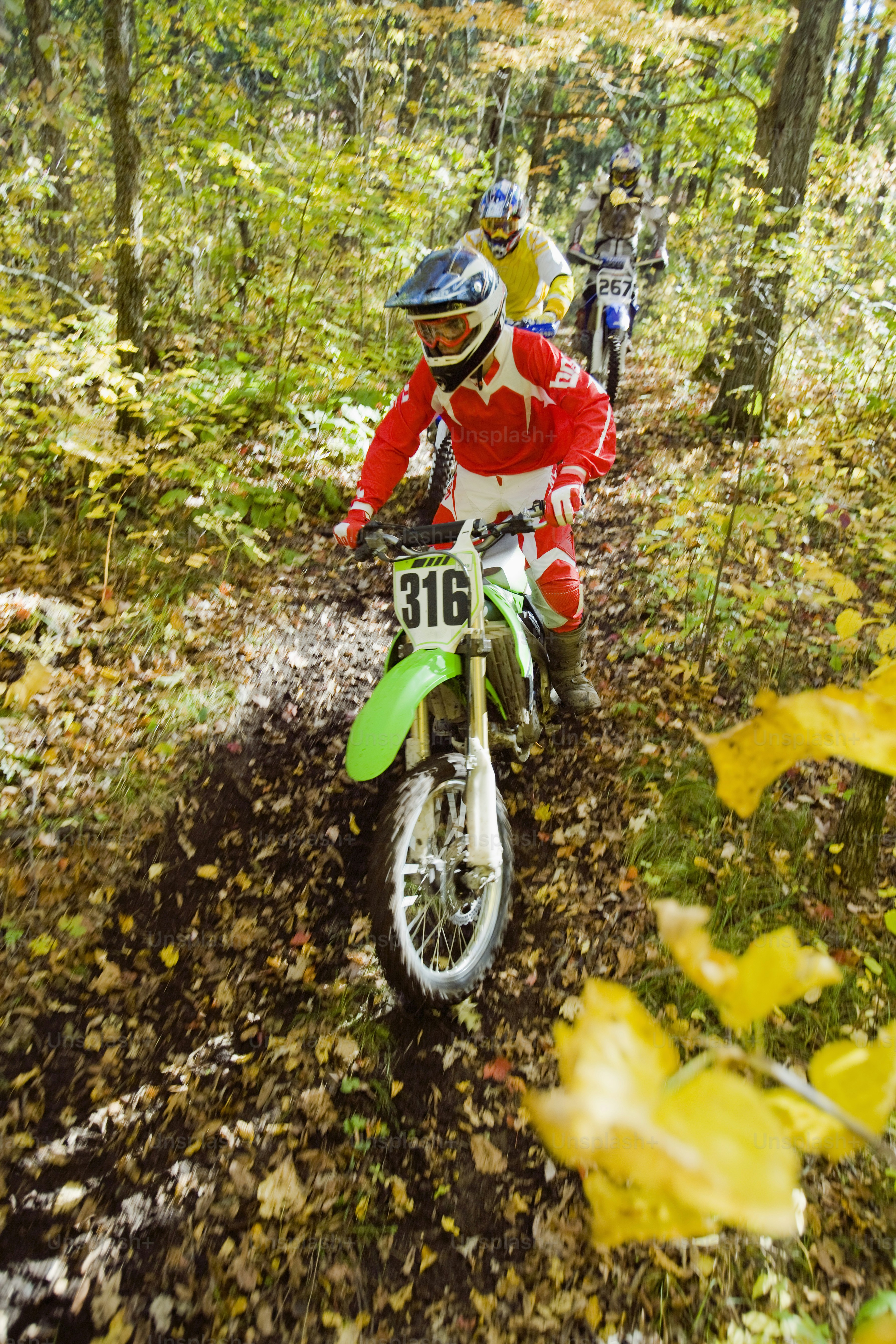 Ein Mann, der mit einem Dirtbike durch einen Wald fährt