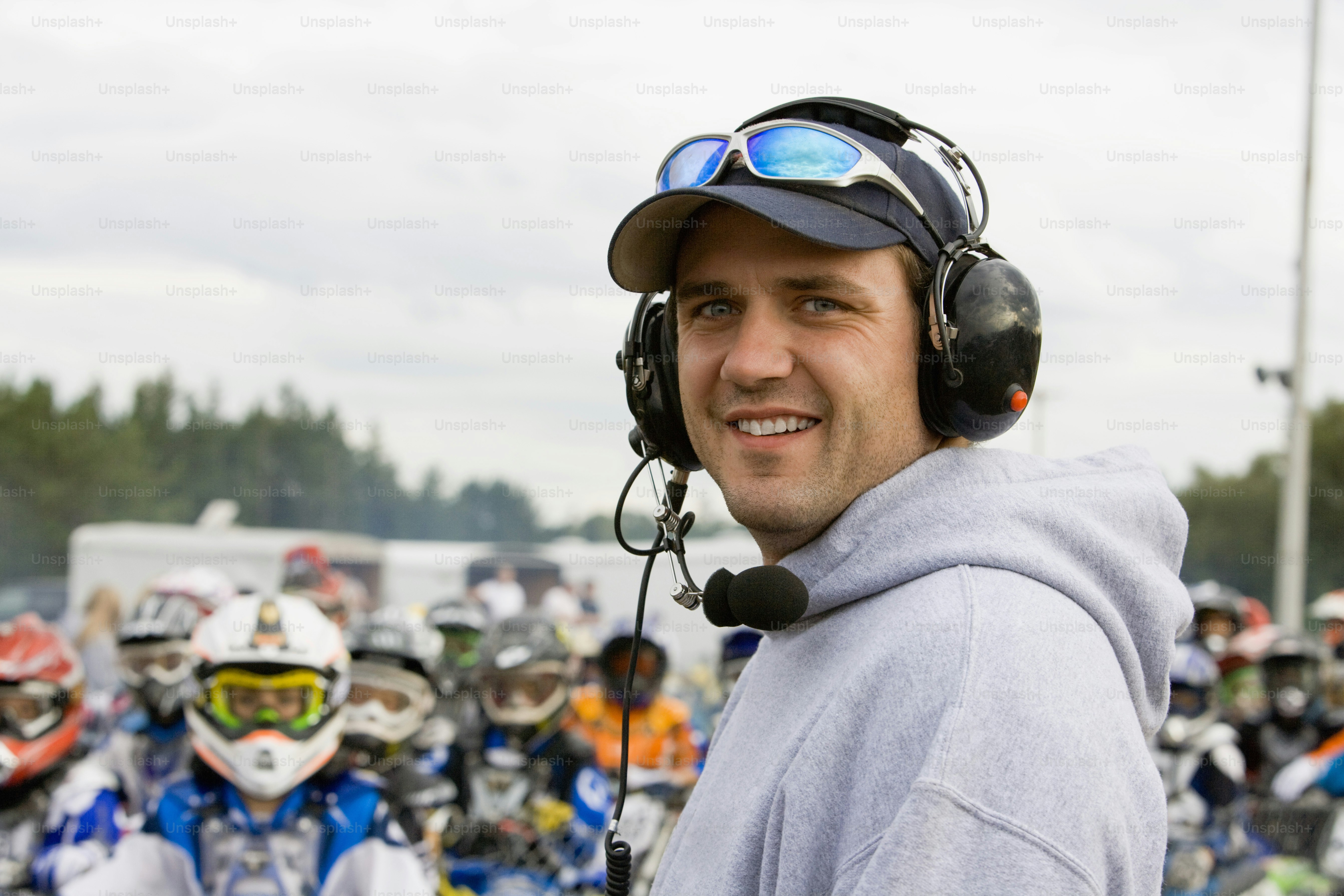 Un hombre con casco y auriculares
