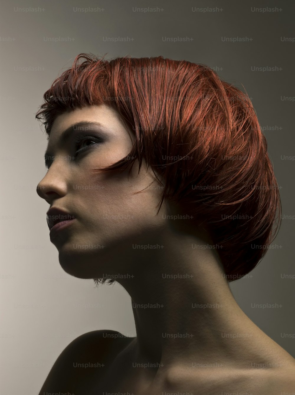Una donna con i capelli rossi è in posa per una foto