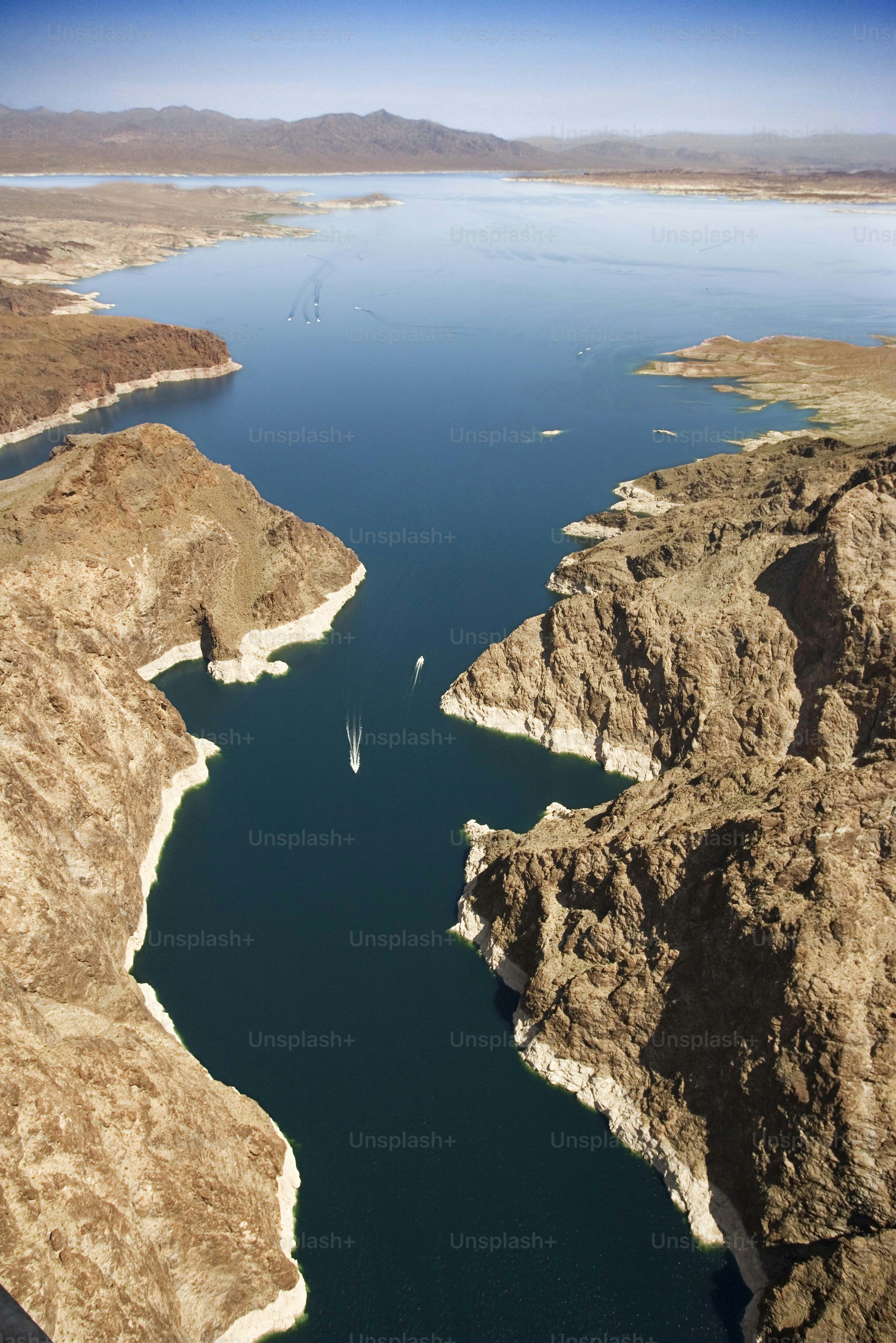 ein großes Gewässer, umgeben von Bergen