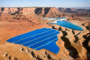 Um grupo de grandes piscinas azuis no deserto