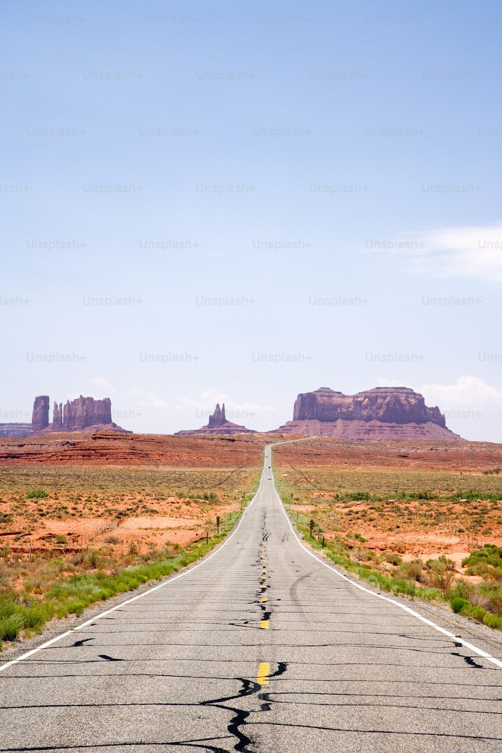 Un camino vacío en medio del desierto