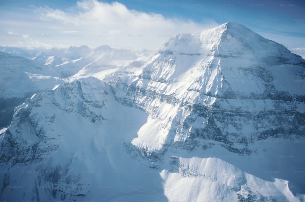 Una vista di una montagna coperta di neve da un aereo