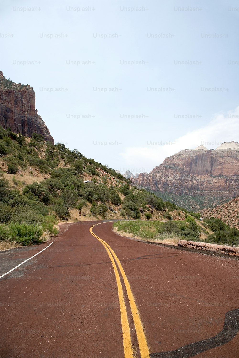 Eine leere Straße mit einem Berg im Hintergrund